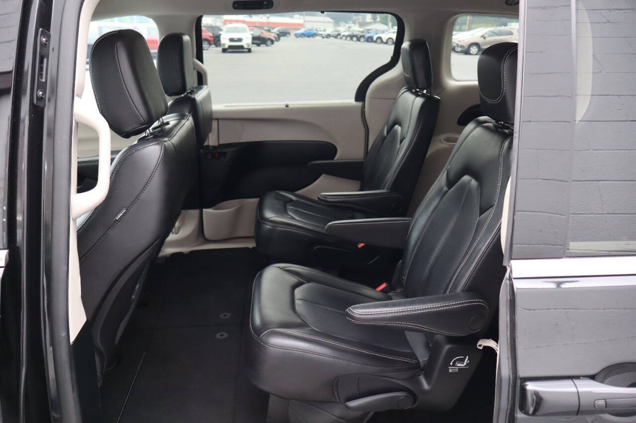 Used 2023 Chrysler Pacifica Touring-L FWD image 5