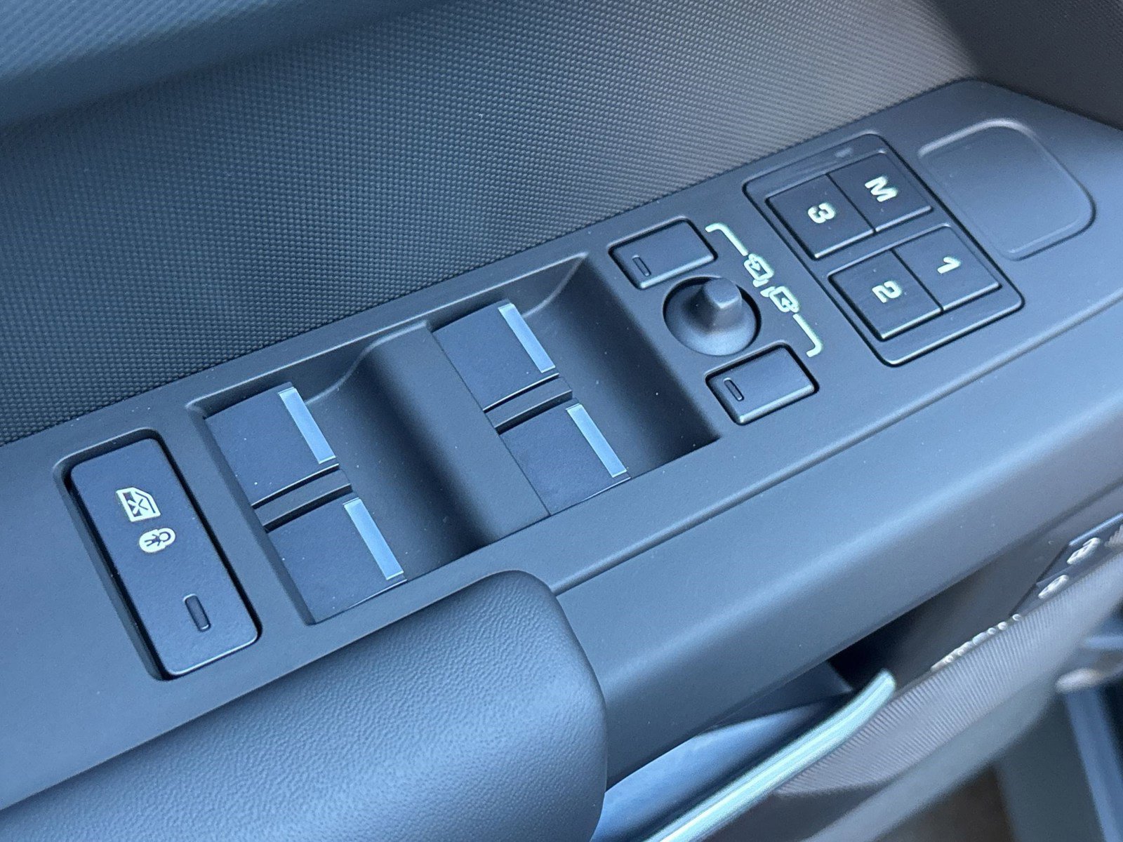 Certified 2025 Land Rover Defender 110 X-Dynamic SE image 12