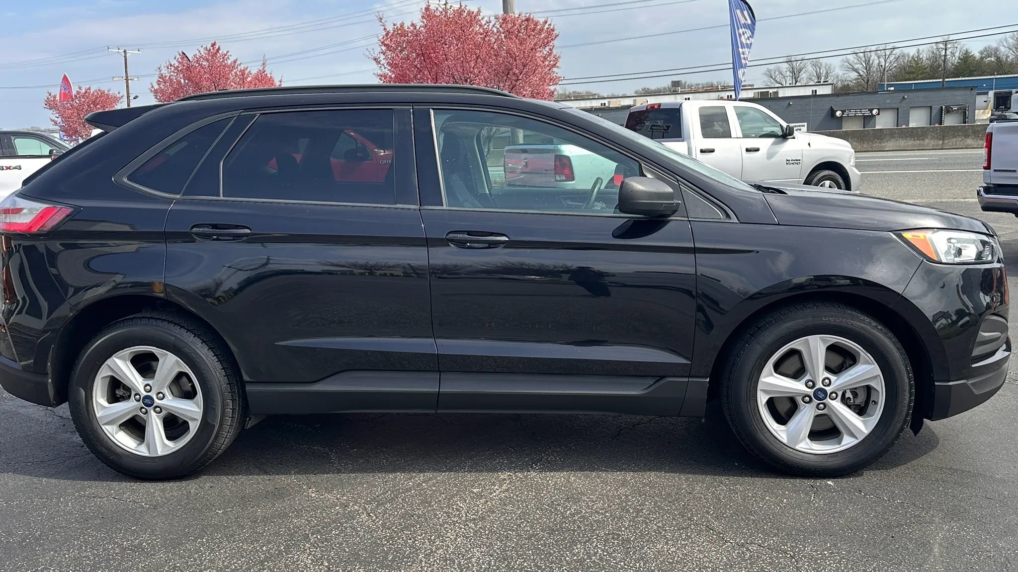 Used 2020 Ford Edge SE image 4