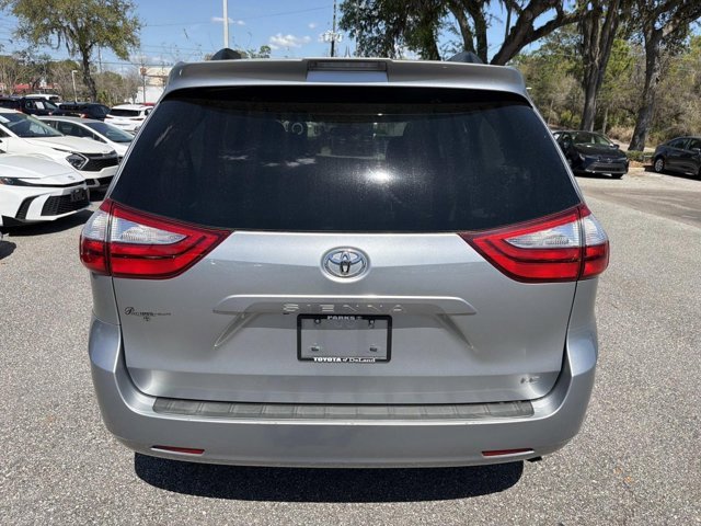 Used 2018 Toyota Sienna LE image 3