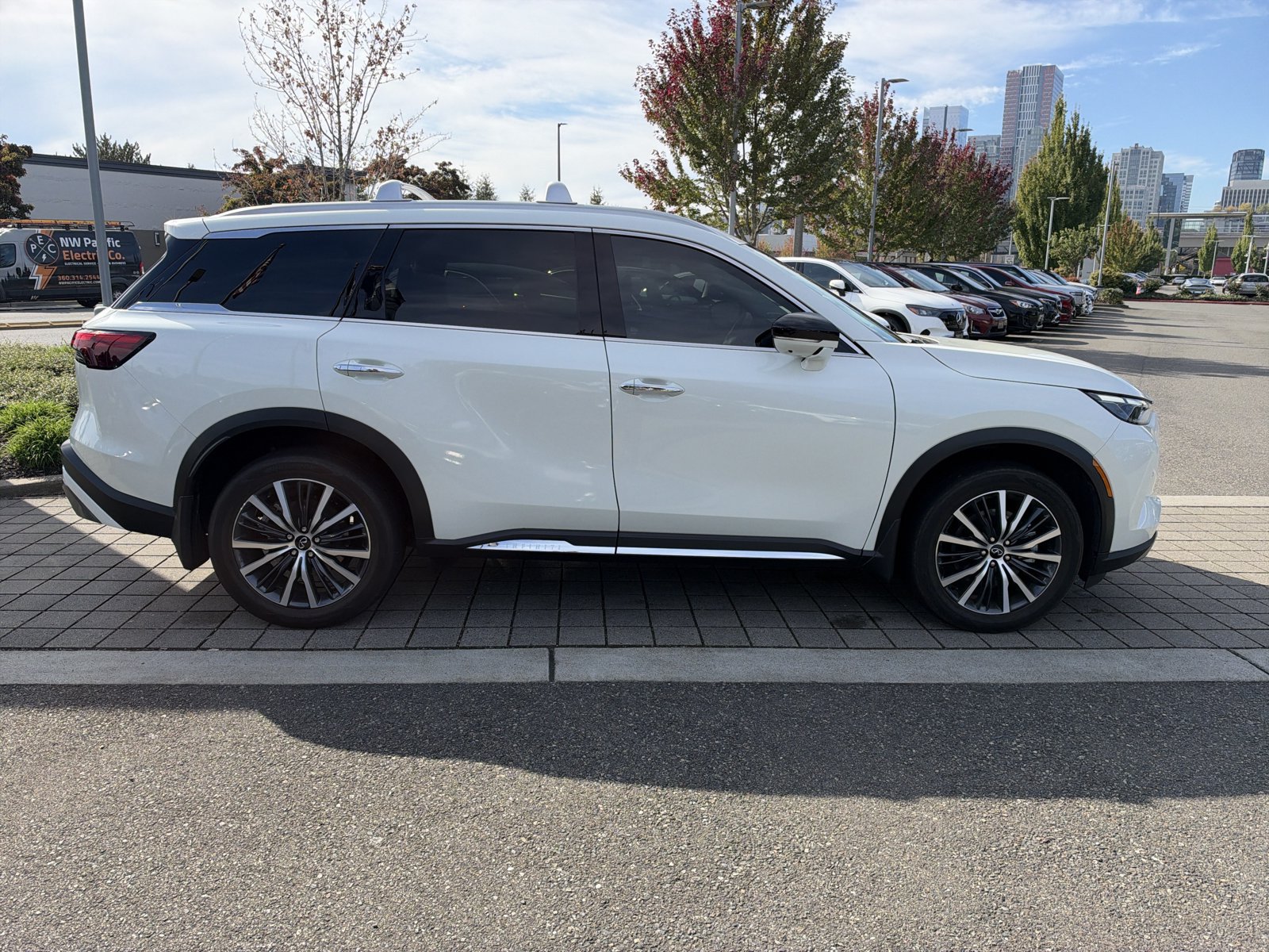 Used 2023 INFINITI QX60 Sensory w/ Vision Package AWD/4WD image 4