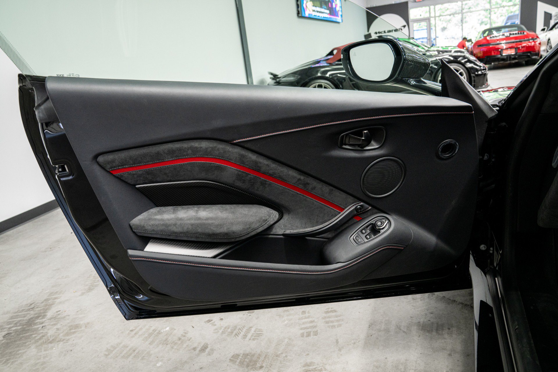 Used 2023 Aston Martin V8 Vantage Coupe RWD image 35
