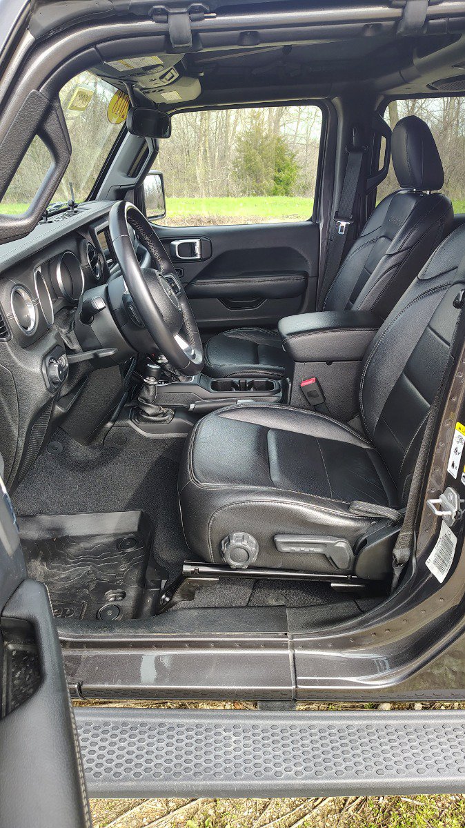 Used 2018 Jeep Wrangler Unlimited Sahara AWD/4WD image 16