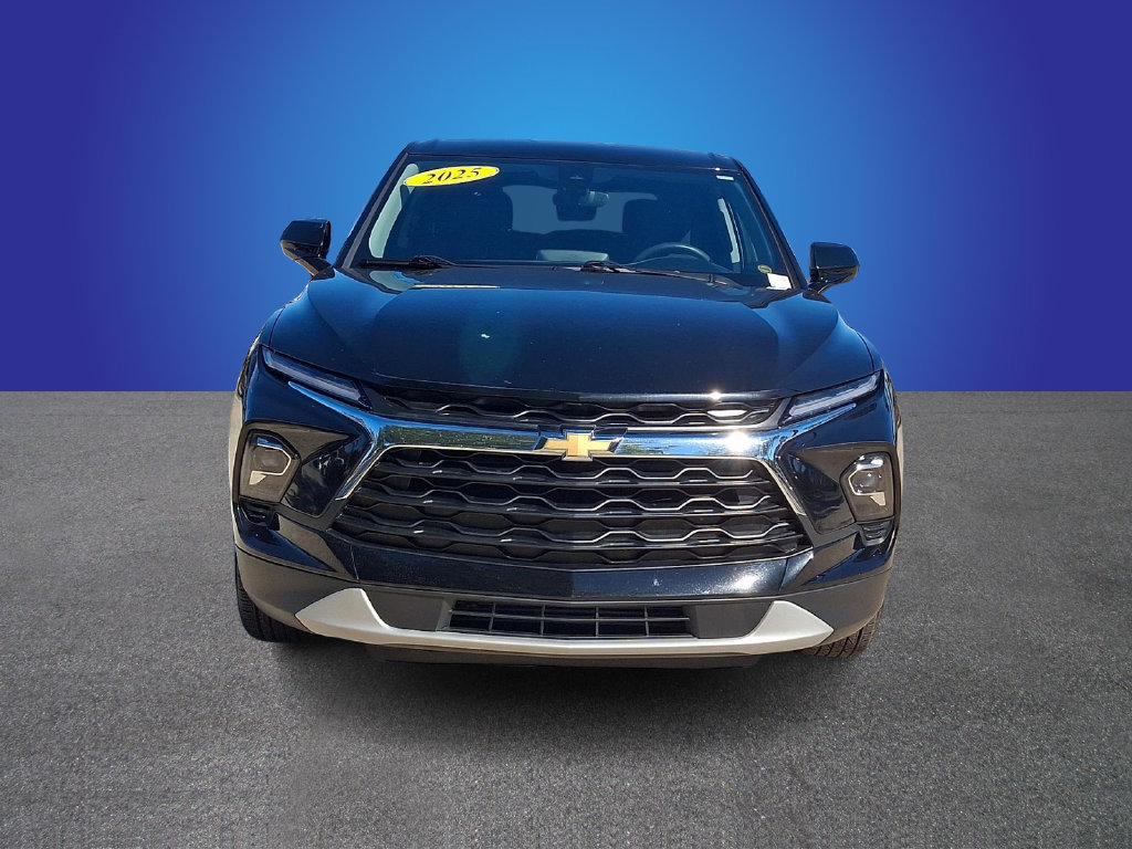 Used 2025 Chevrolet Blazer LT FWD image 2