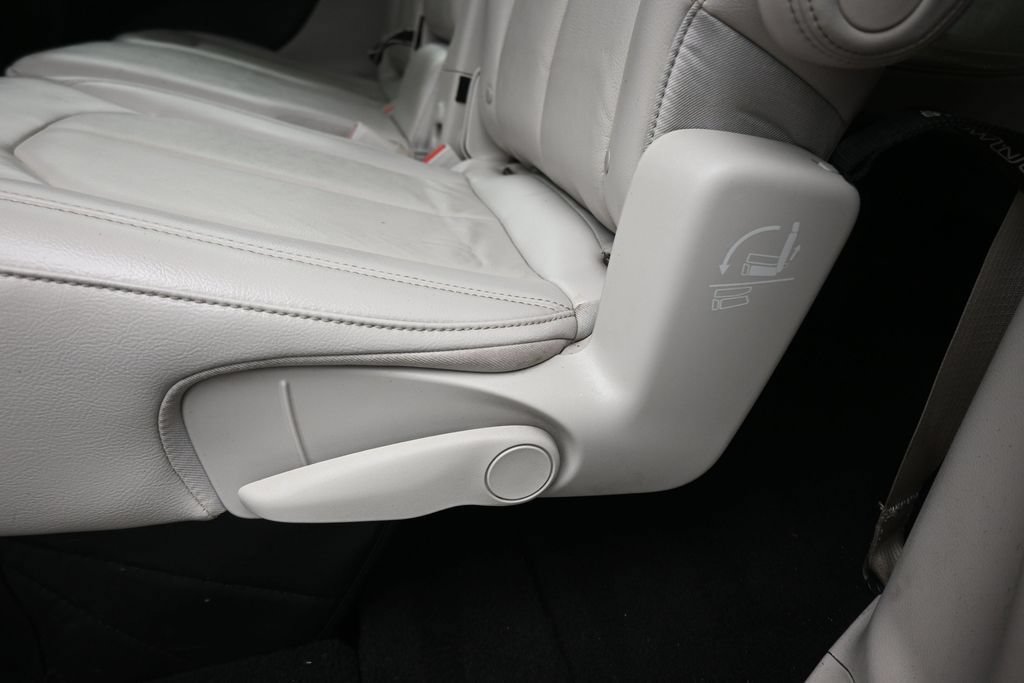 Used 2017 Chrysler Pacifica Touring-L w/ Tire & Wheel Group FWD image 28