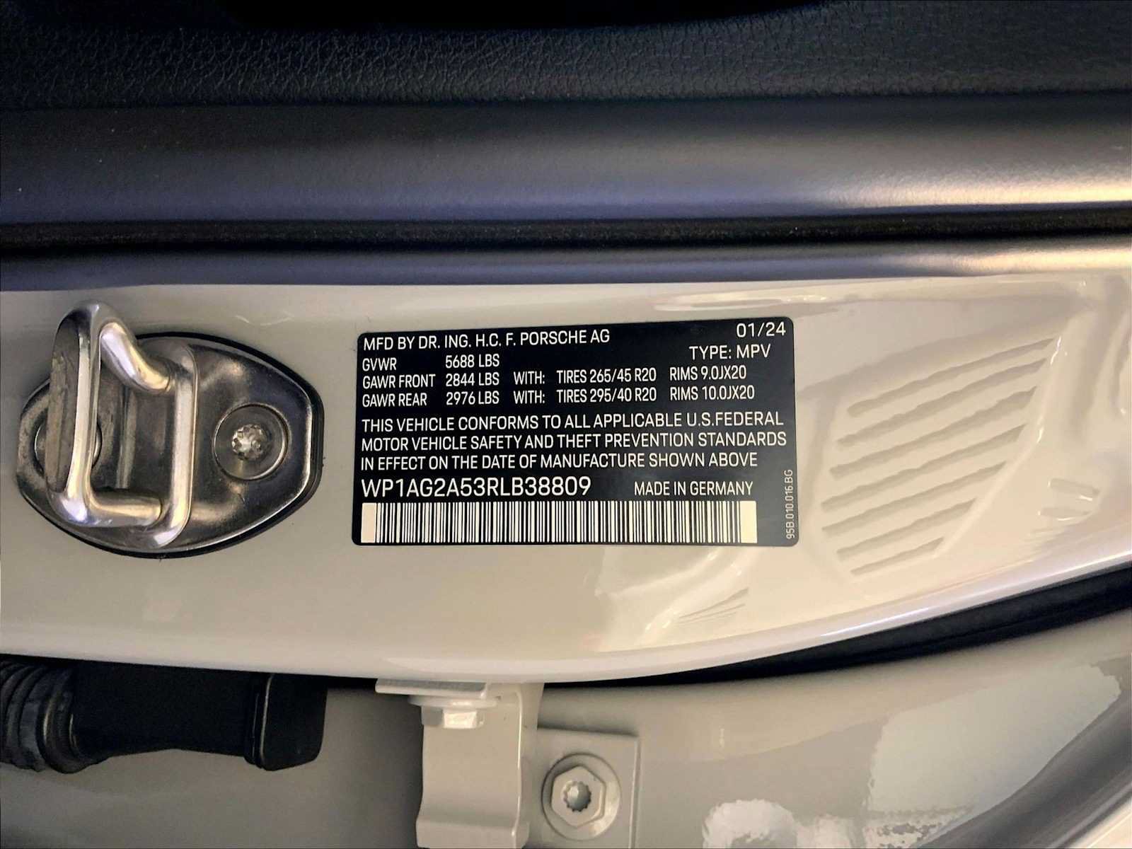 Certified 2024 Porsche Macan S AWD/4WD image 36