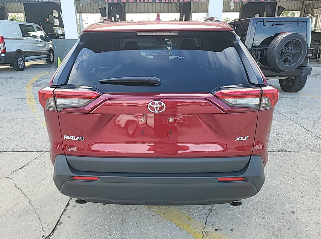 Used 2019 Toyota RAV4 XLE w/ Convenience Package FWD image 4