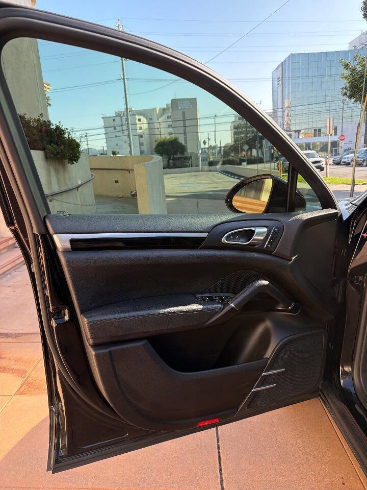 Used 2018 Porsche Cayenne Platinum Edition image 26