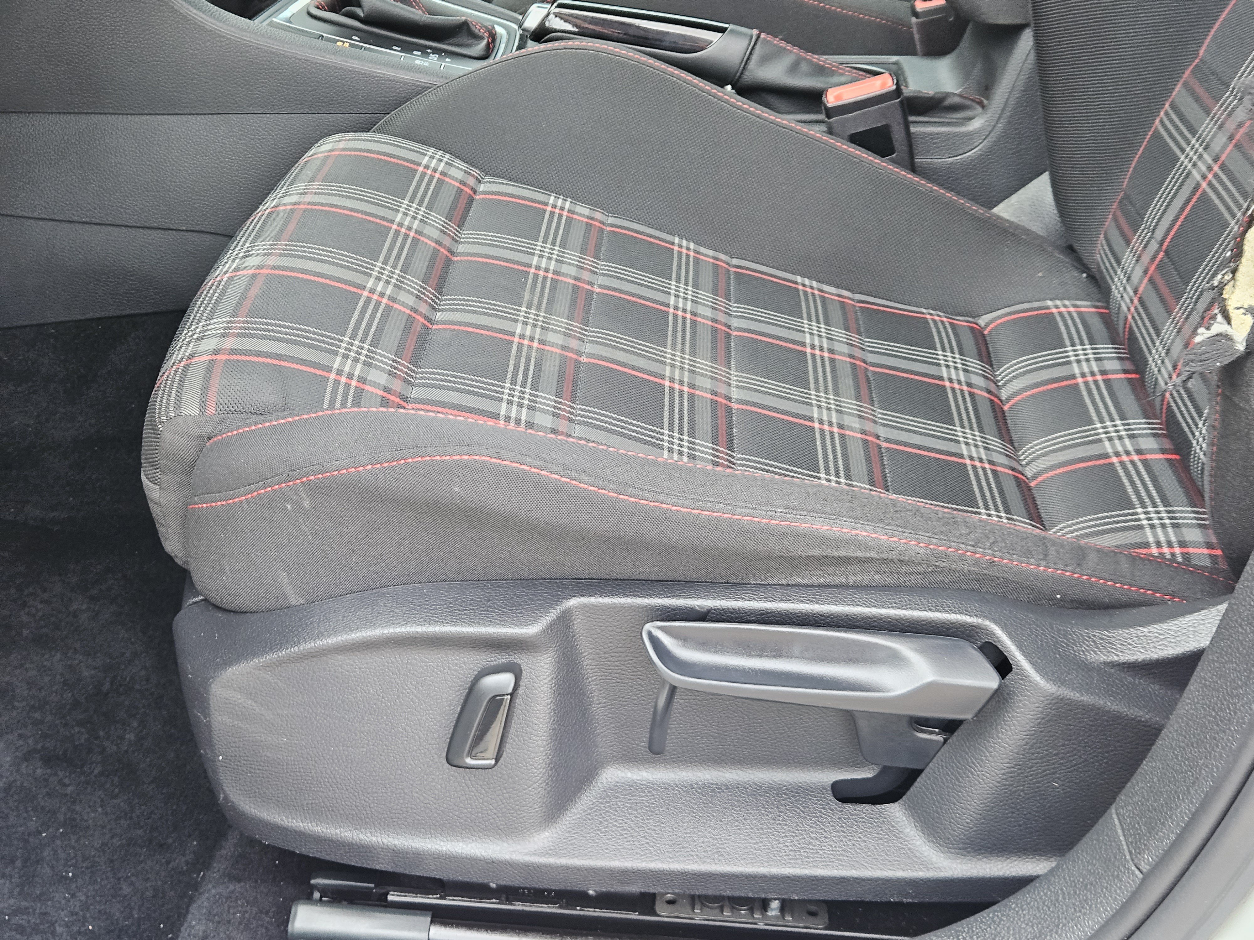 Used 2017 Volkswagen Golf 4-Door FWD image 26