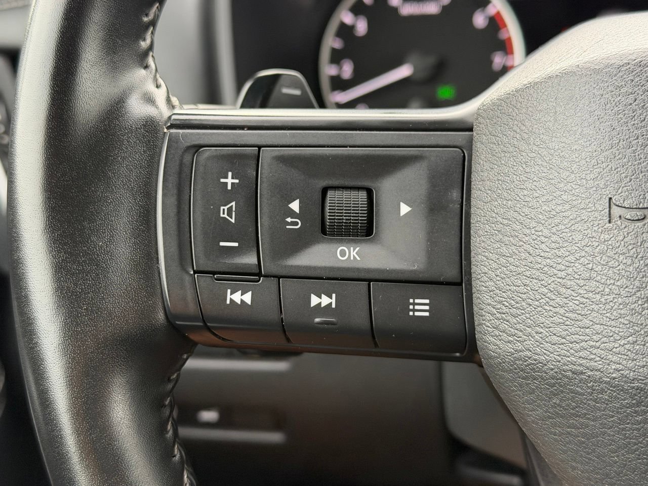 Certified 2025 Nissan Rogue SV FWD image 17