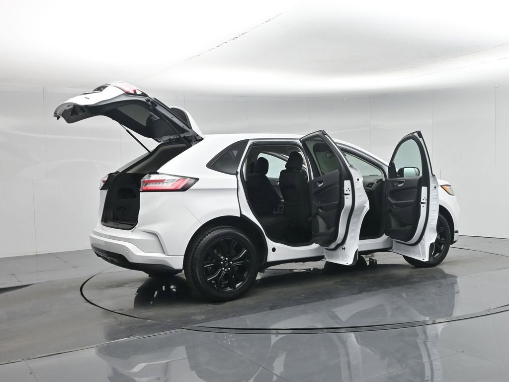 Used 2024 Ford Edge SE w/ Black Appearance Package image 6