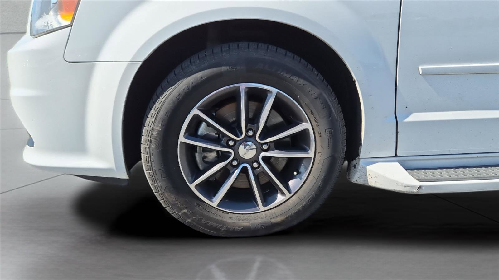 Used 2017 Dodge Grand Caravan SXT w/ Driver Convenience Group image 22