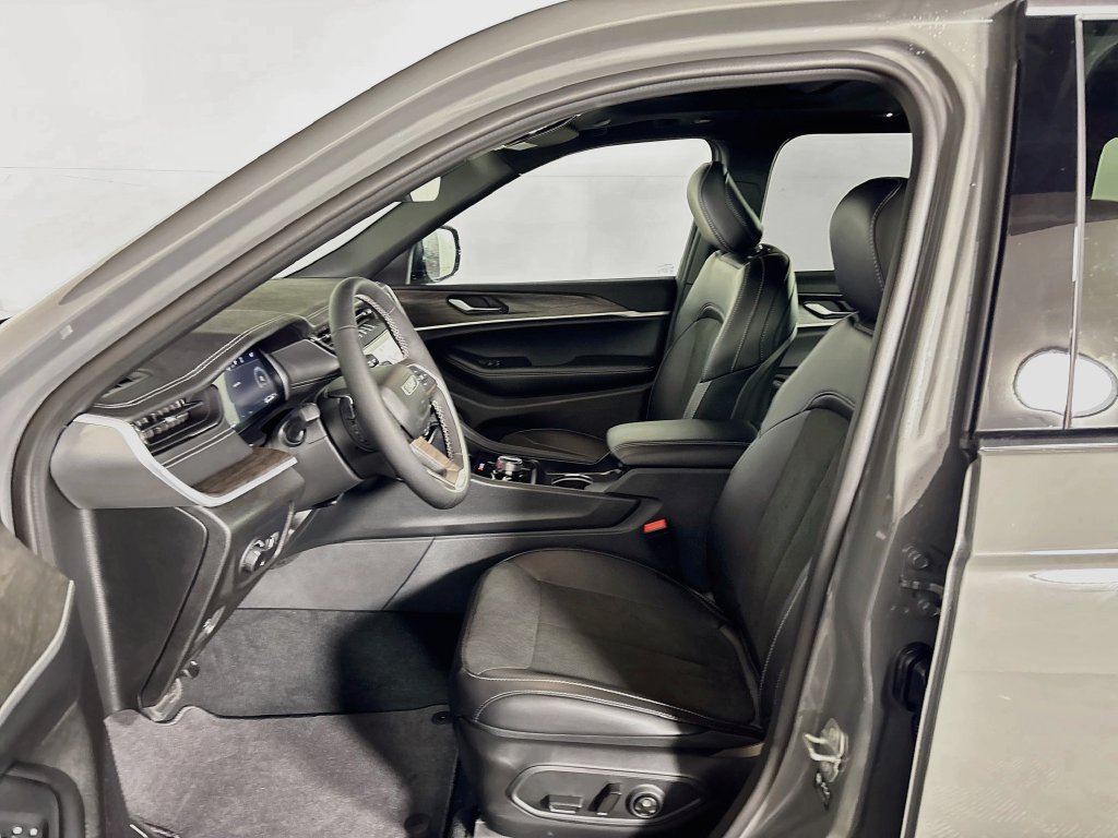 New 2027 Jeep Grand Cherokee Altitude AWD/4WD image 11