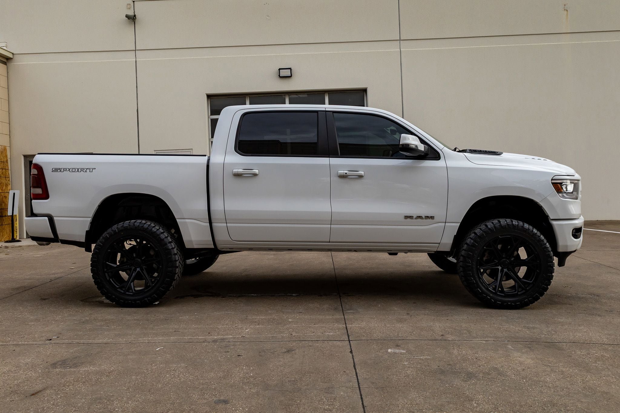 Used 2023 RAM 1500 Laramie AWD/4WD image 11