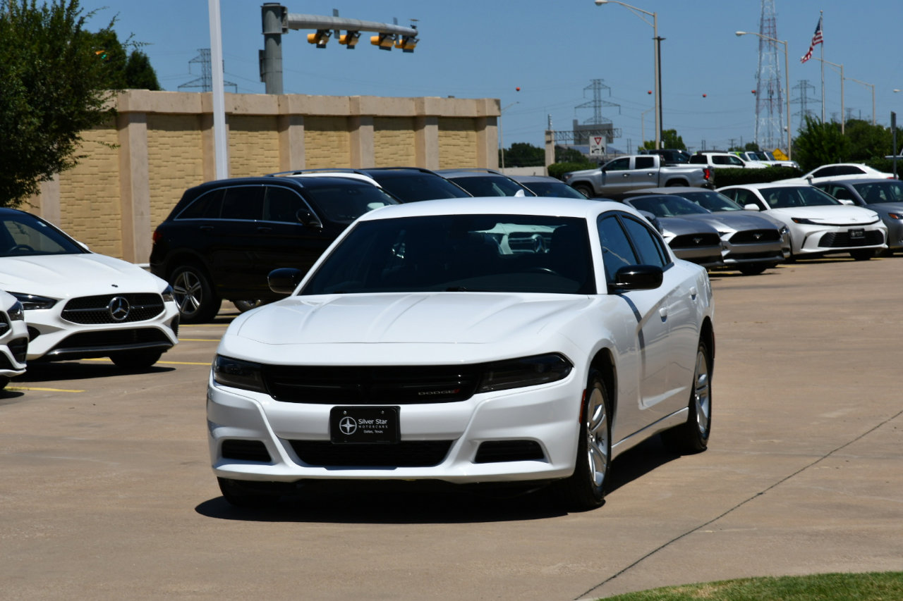 Used 2023 Dodge Charger SXT image 2