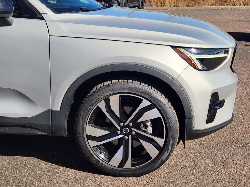 Used 2023 Volvo XC40 B5 Plus w/ Climate Package image 32