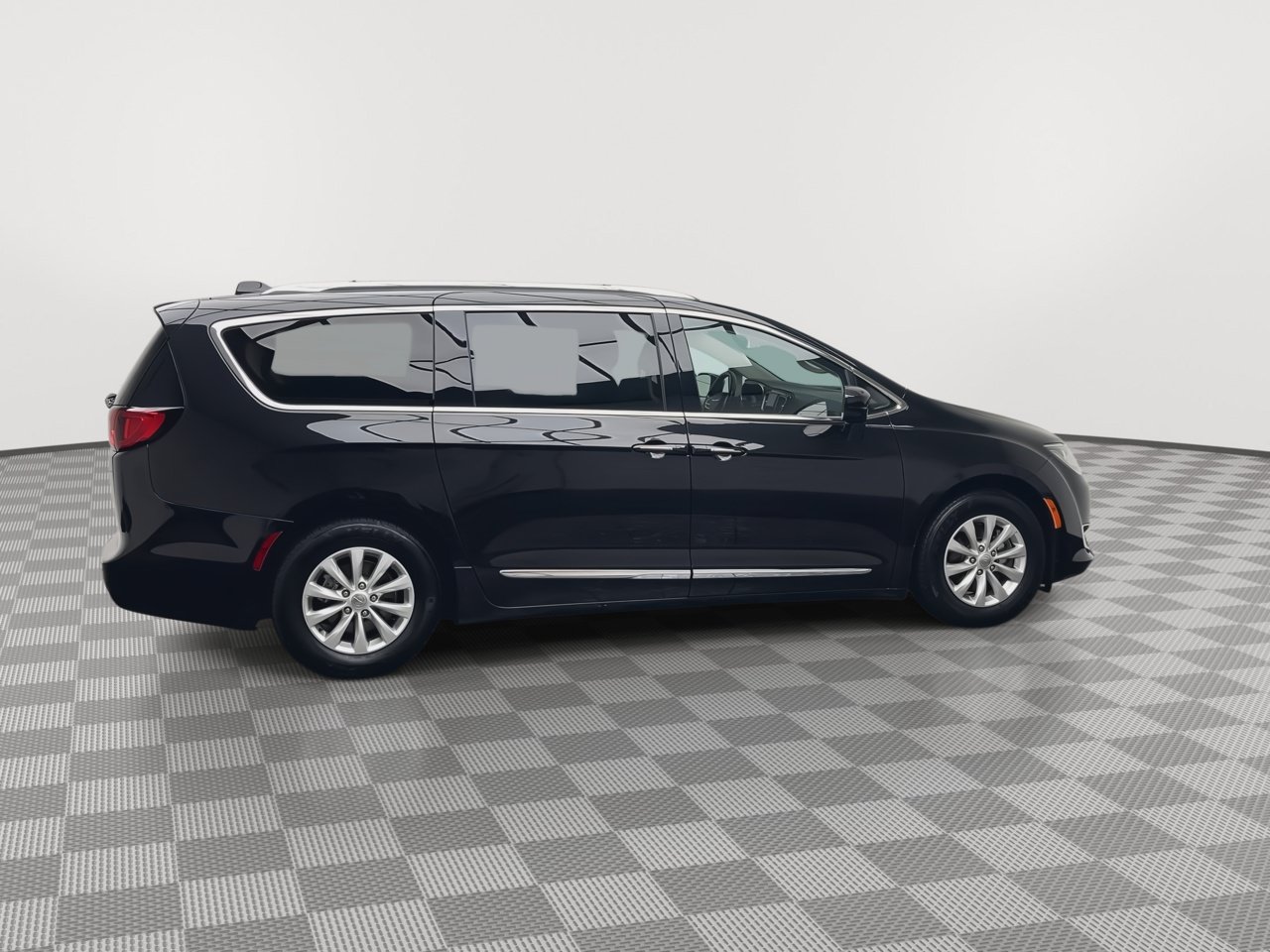 Used 2019 Chrysler Pacifica Touring-L FWD image 39