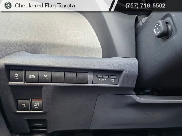Used 2023 Toyota Sienna Limited image 11