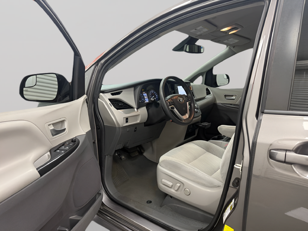 Used 2020 Toyota Sienna LE FWD image 11