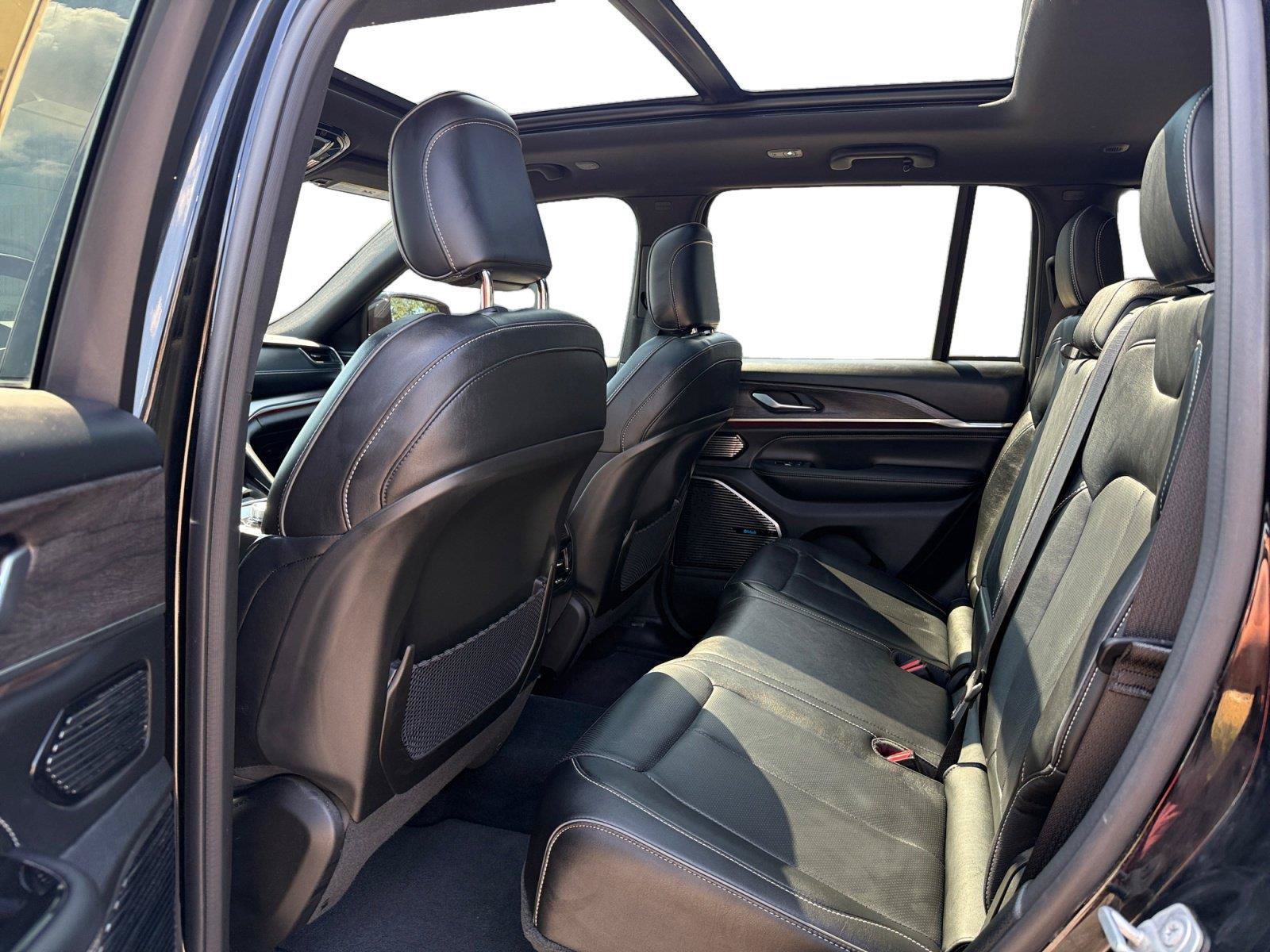 Used 2022 Jeep Grand Cherokee Overland AWD/4WD image 21