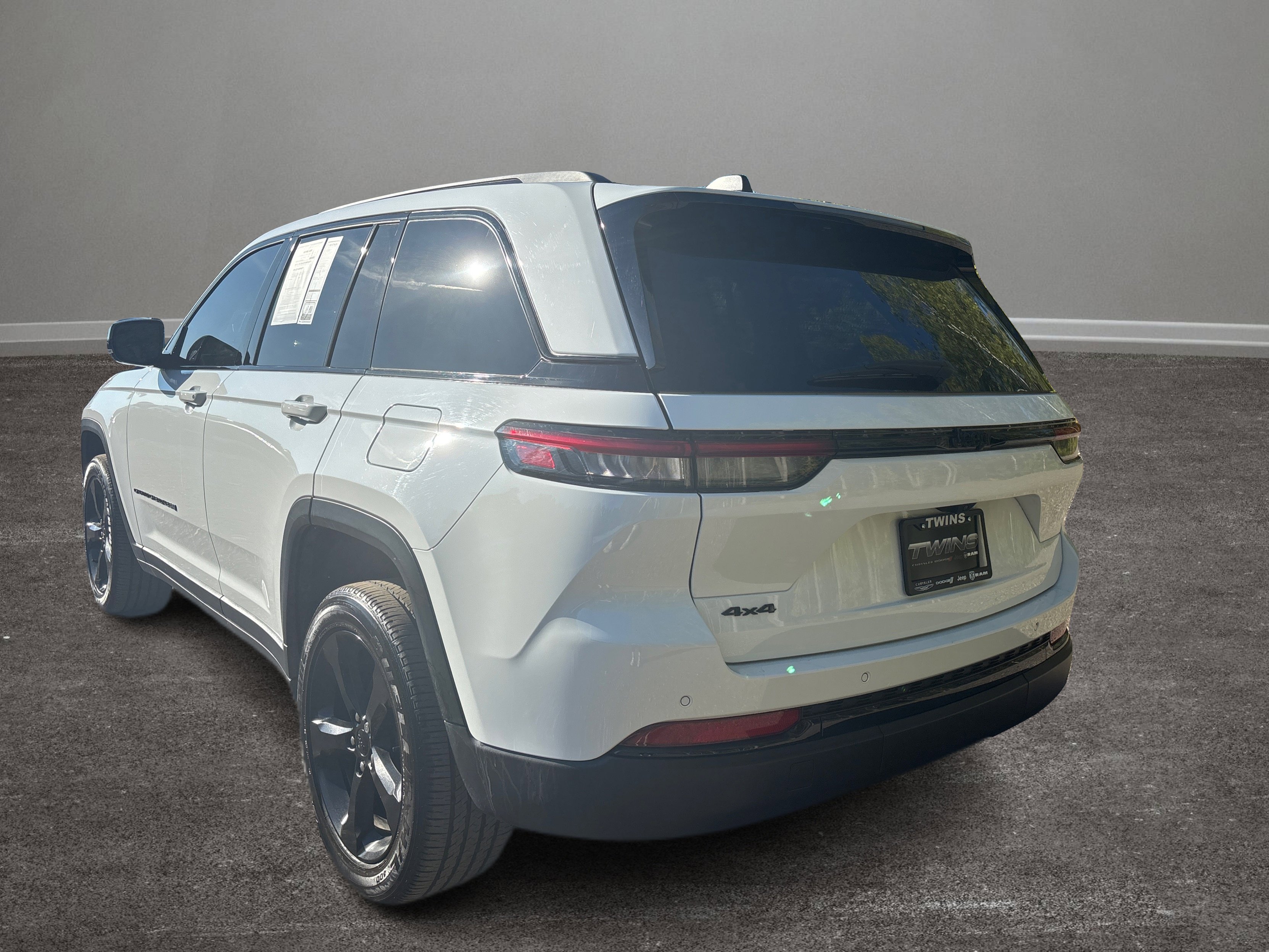 Used 2023 Jeep Grand Cherokee Altitude image 34