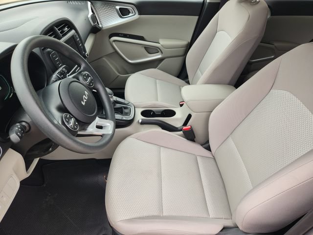 Used 2025 Kia Soul LX w/ LX Technology Package FWD image 4