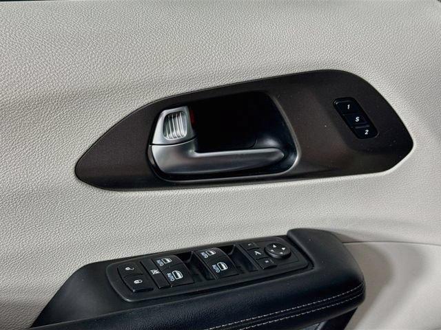 Used 2019 Chrysler Pacifica Limited w/ Advanced Safetytec Group FWD image 20