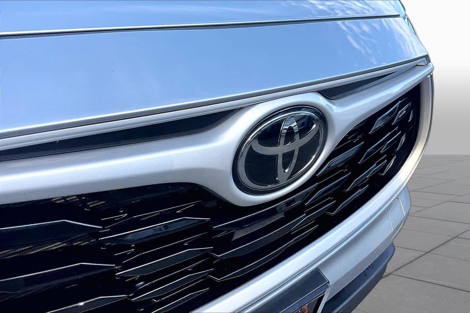 Used 2024 Toyota Highlander XLE AWD/4WD image 29