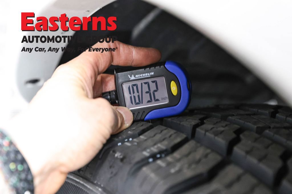 Used 2024 Nissan Armada SL w/ Captain's Chairs Package image 32