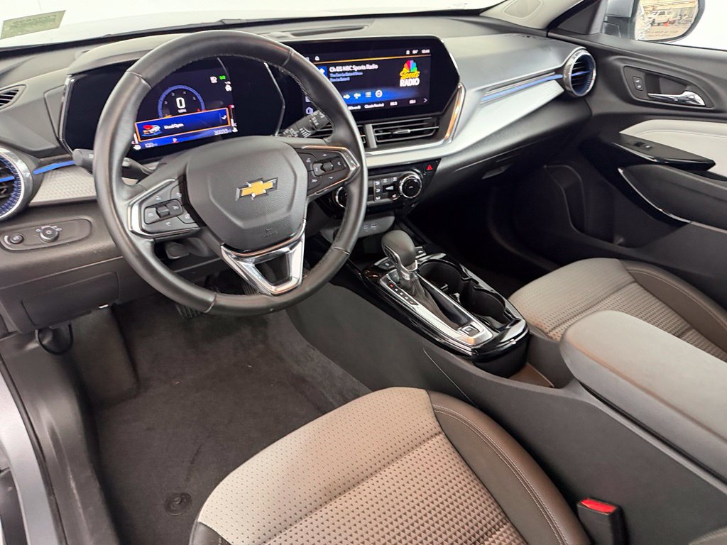 Used 2025 Chevrolet Trax LT w/ LT Convenience Package FWD image 13