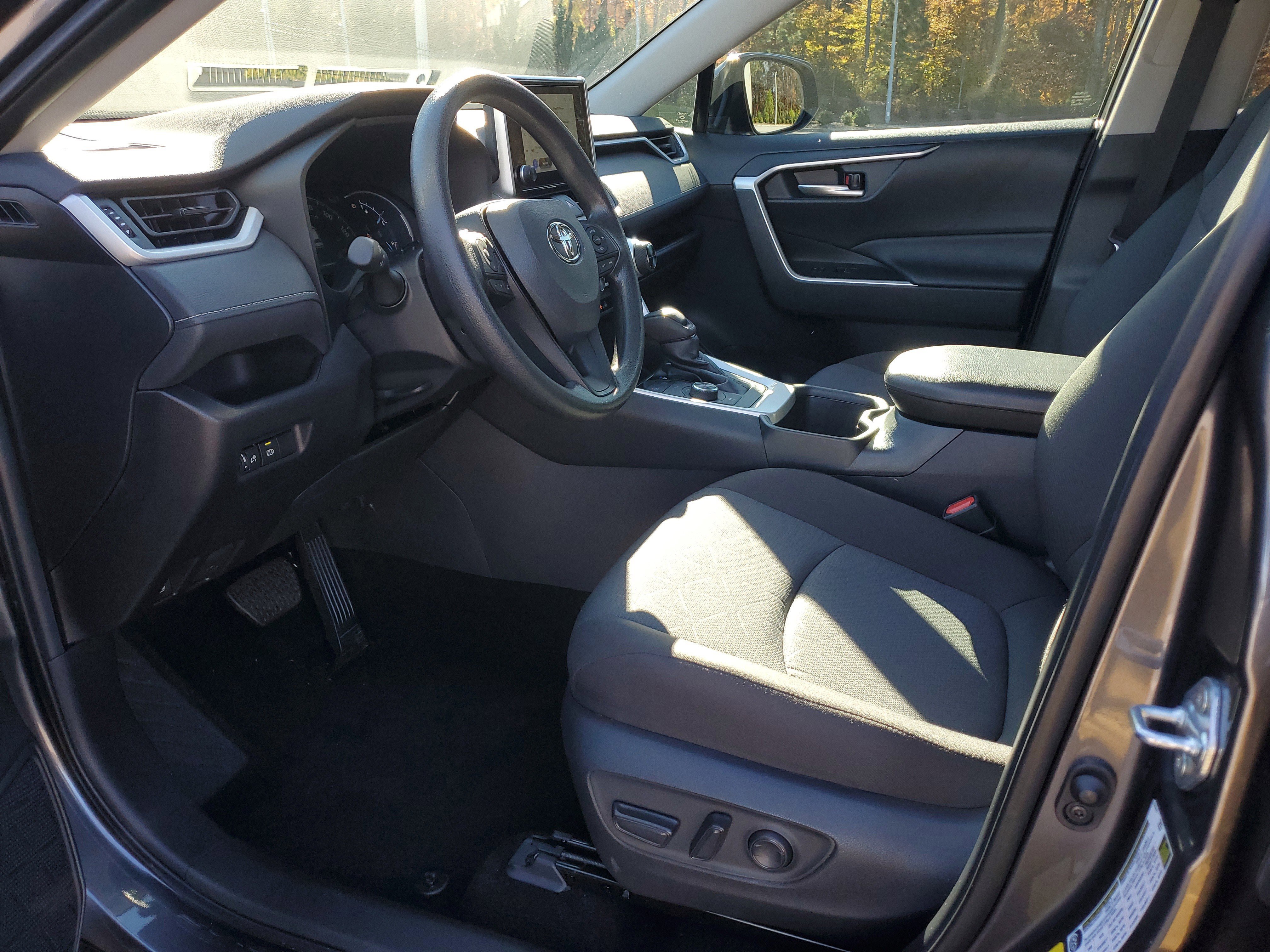 Used 2025 Toyota RAV4 XLE image 17
