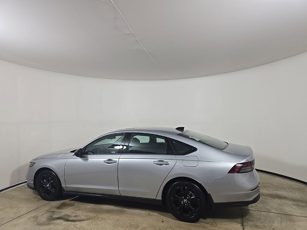 Used 2025 Honda Accord SE image 4