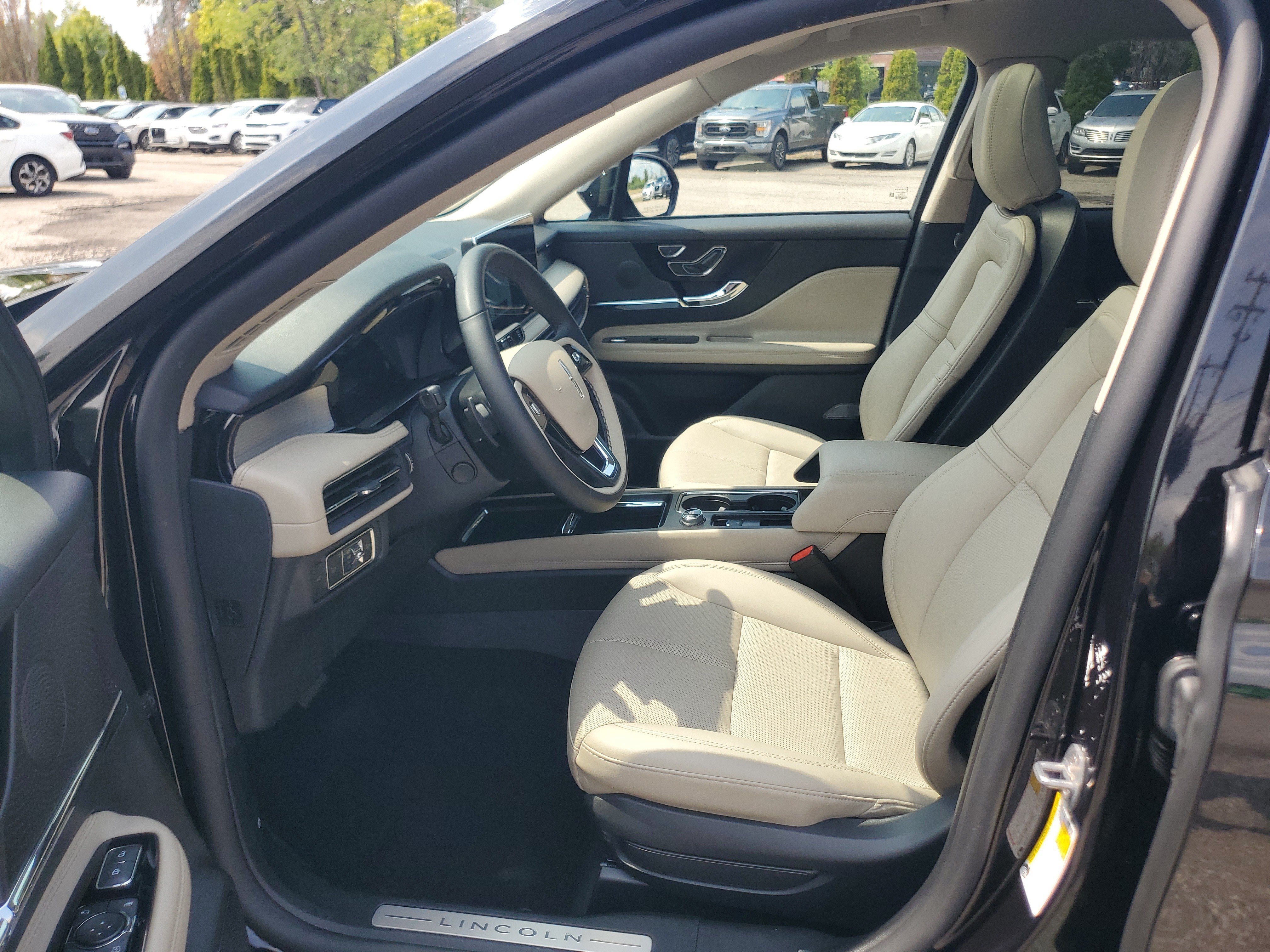 Certified 2025 Lincoln Corsair AWD w/ Equipment Group 101A image 12