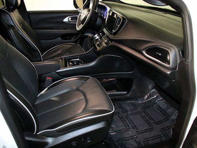 Used 2025 Chrysler Pacifica Limited image 32