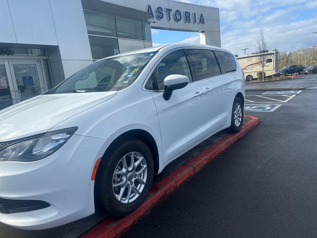 Used 2023 Chrysler Voyager LX FWD image 8