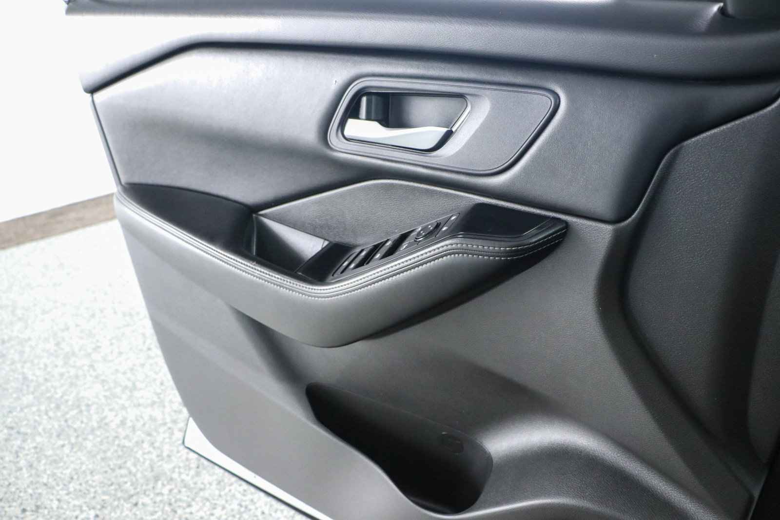 Used 2024 Nissan Rogue SV FWD image 21