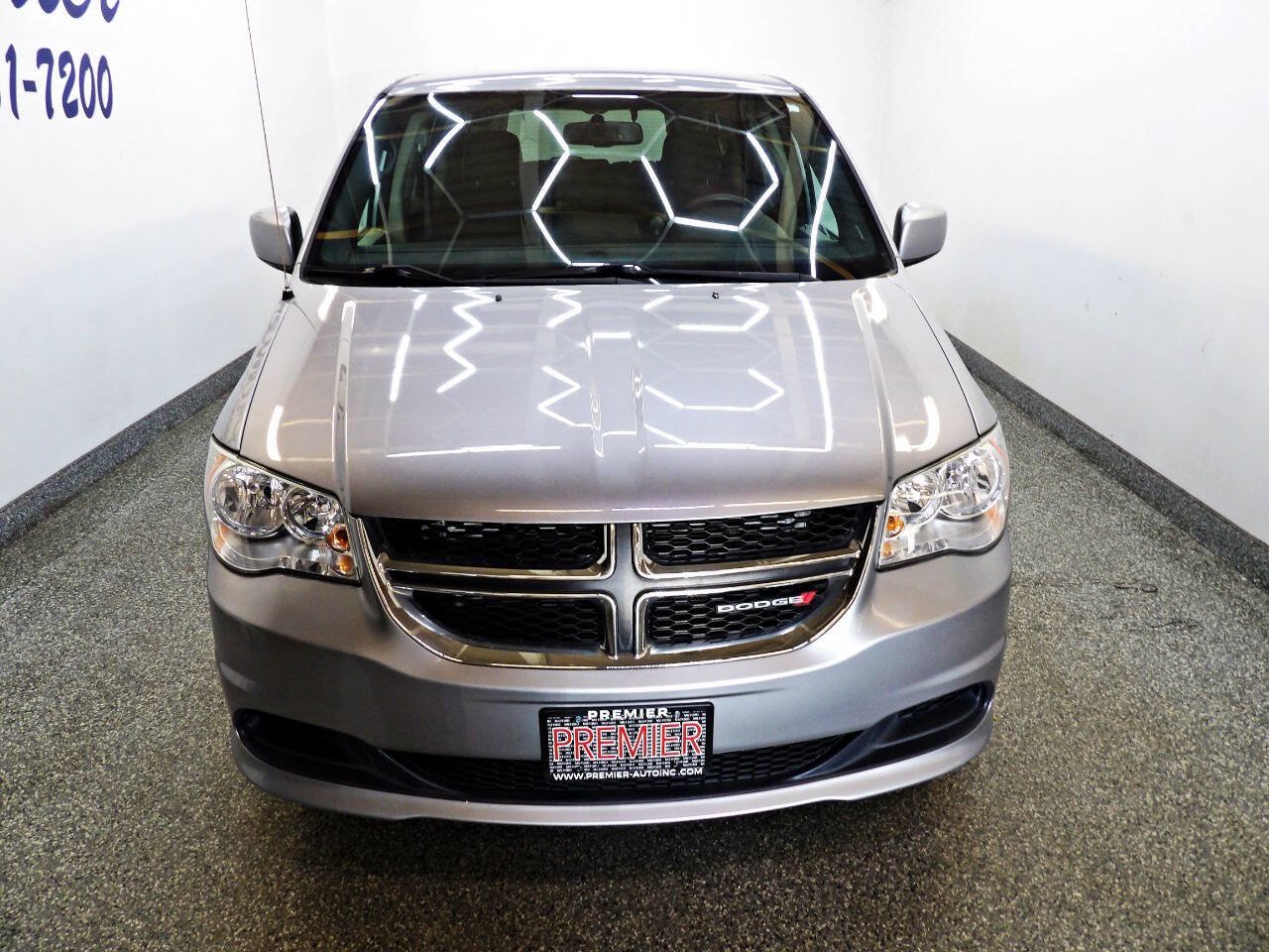 Used 2016 Dodge Grand Caravan SE FWD image 2