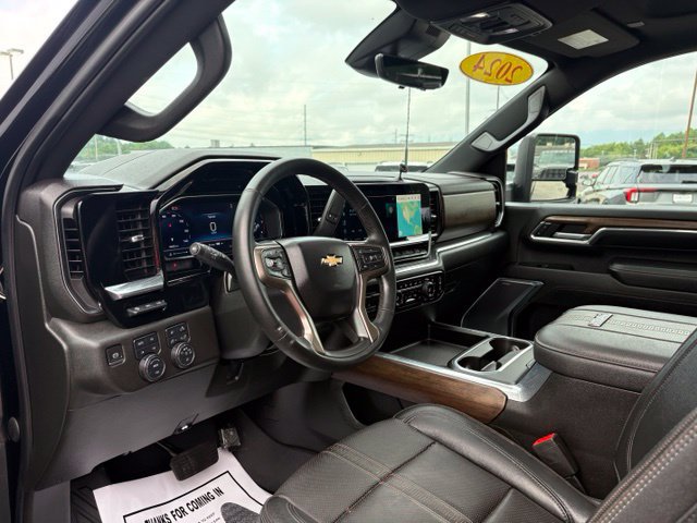Used 2024 Chevrolet Silverado 2500 High Country w/ Technology Package AWD/4WD image 3