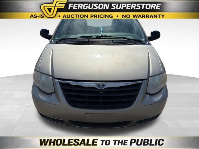 Used 2006 Chrysler Town & Country Touring FWD image 2
