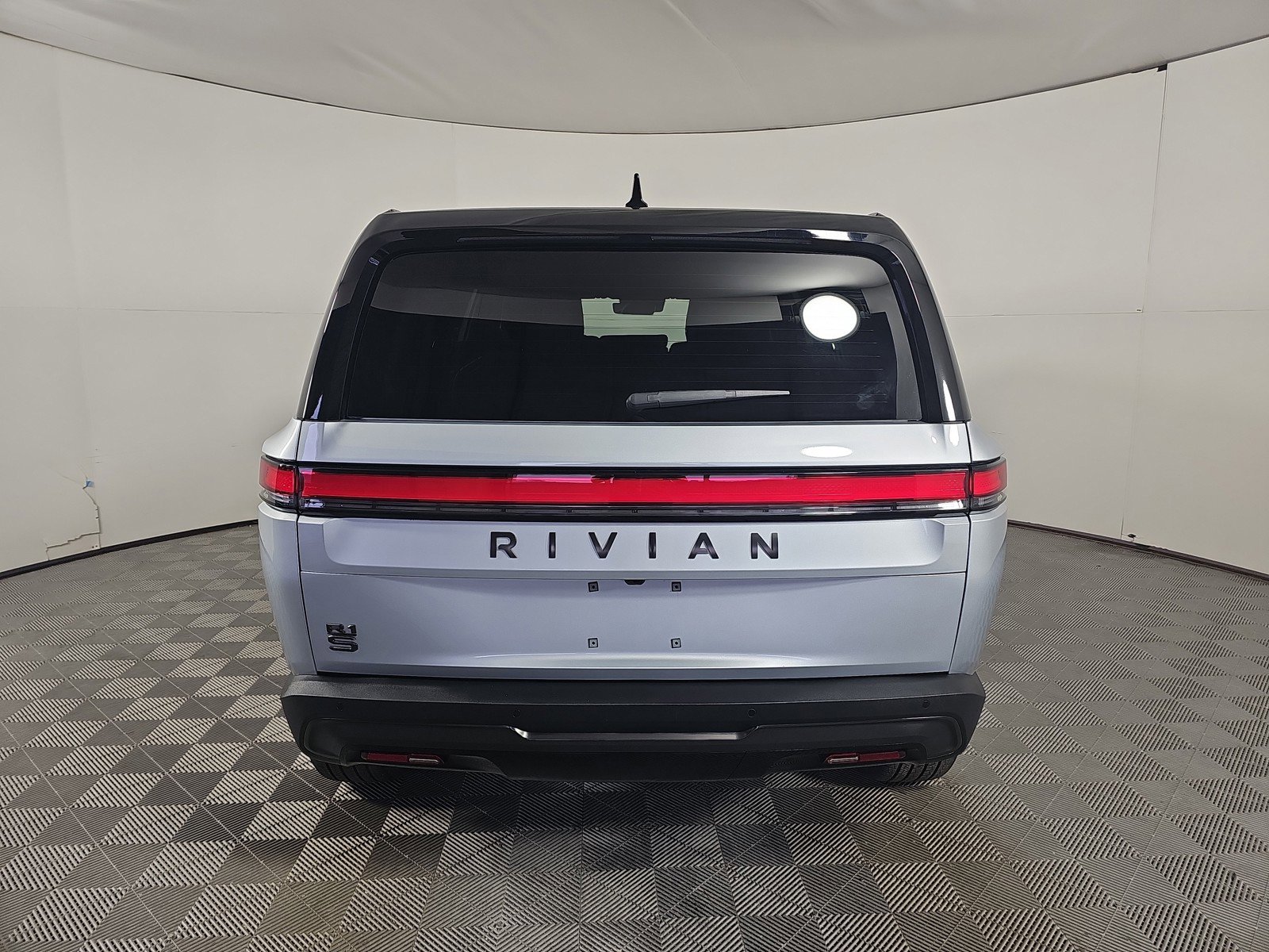Used 2025 Rivian R1S Adventure AWD/4WD image 4