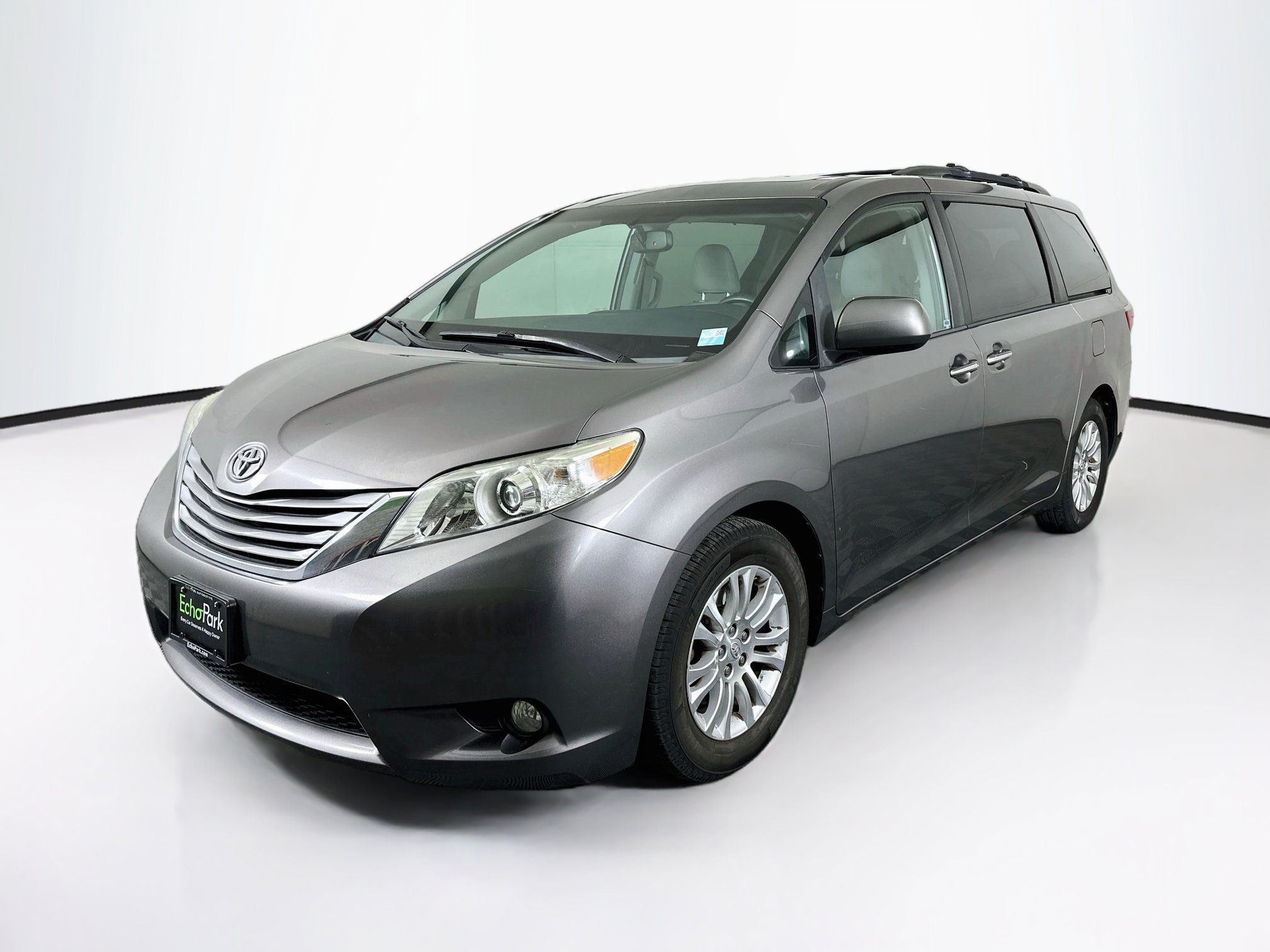 Used 2015 Toyota Sienna XLE w/ XLE Navigation Package FWD image 3