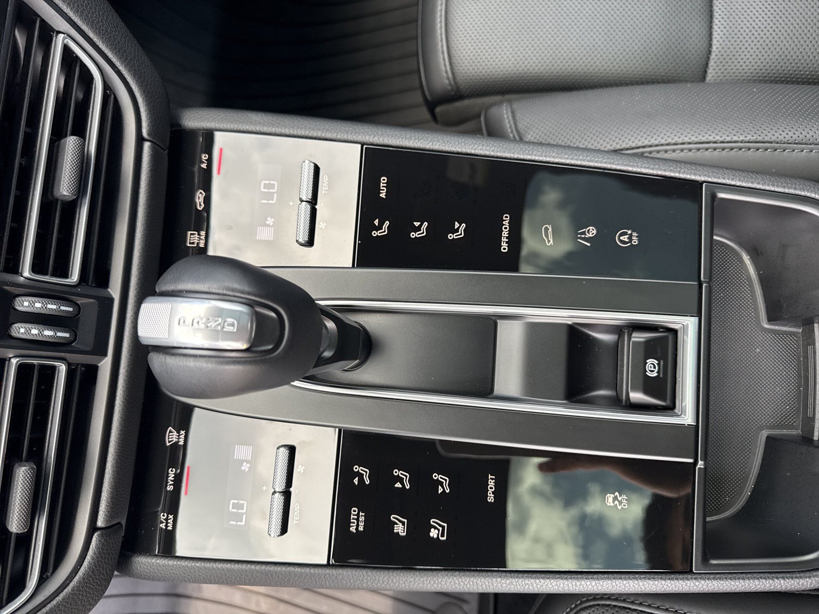 Used 2026 Porsche Macan AWD/4WD image 21