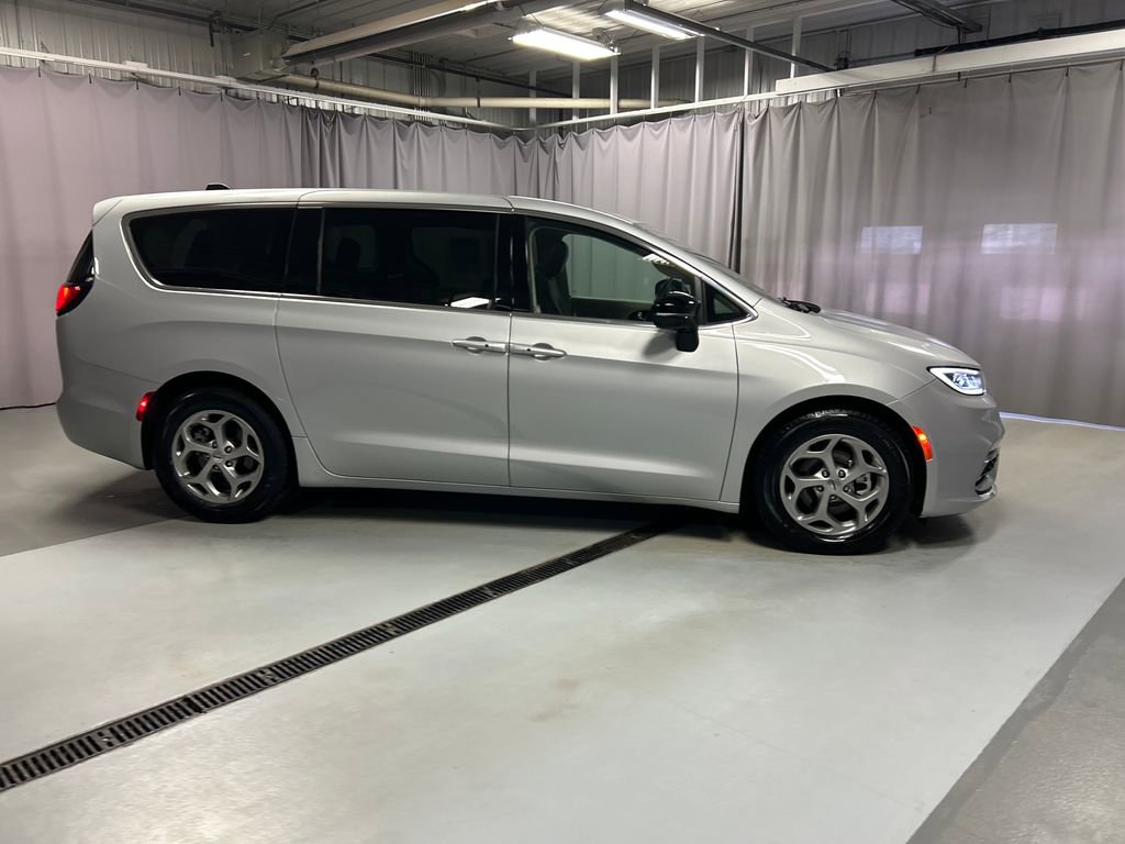Used 2024 Chrysler Pacifica Limited image 8