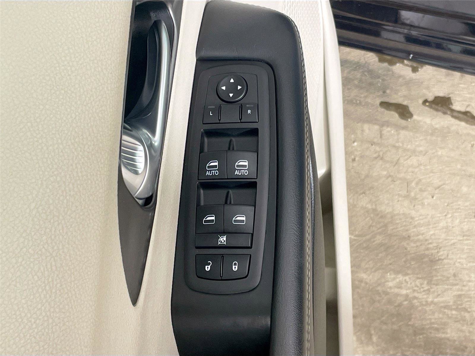 Used 2024 Chrysler Pacifica Touring-L image 18