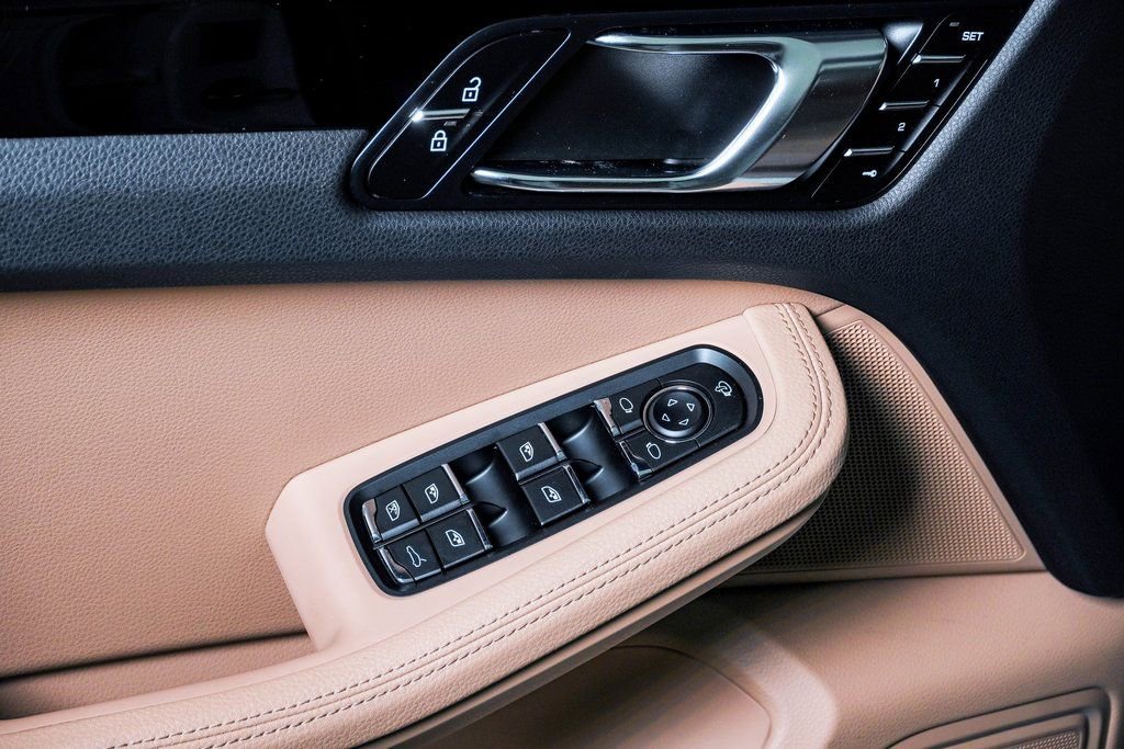 Certified 2025 Porsche Macan AWD/4WD image 25