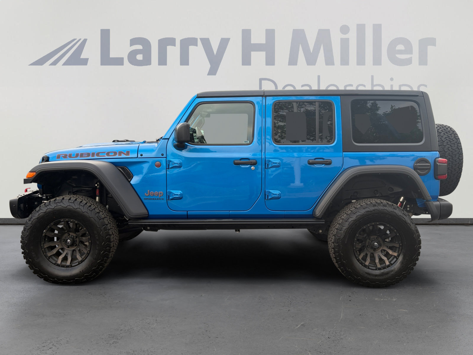 Used 2025 Jeep Wrangler Unlimited Rubicon w/ Steel Bumper Group AWD/4WD image 2