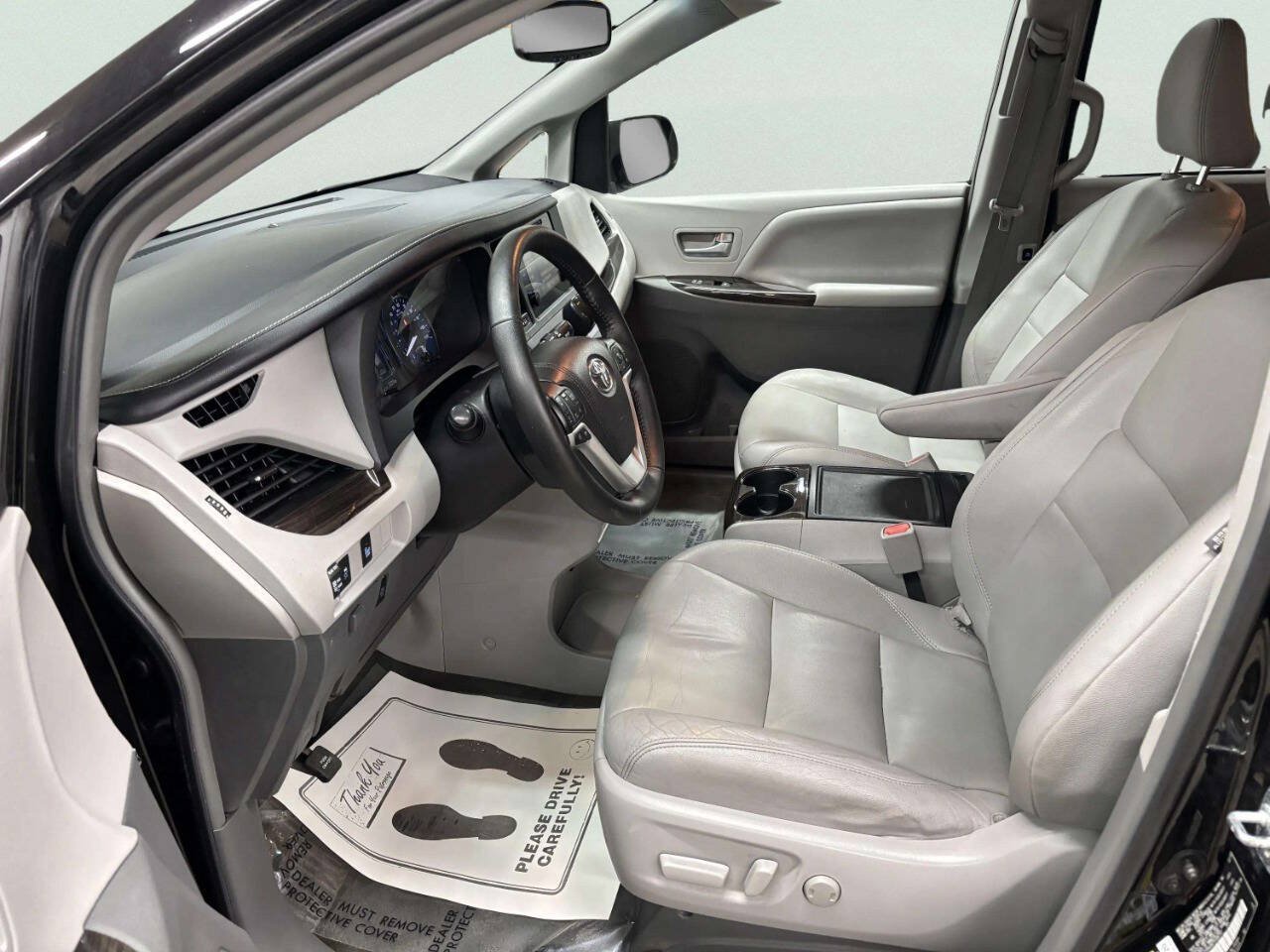 Used 2015 Toyota Sienna XLE FWD image 16