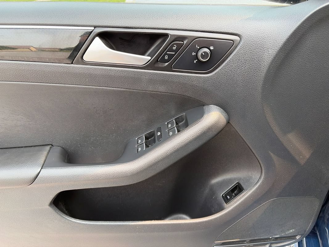 Used 2017 Volkswagen Jetta SEL FWD image 17