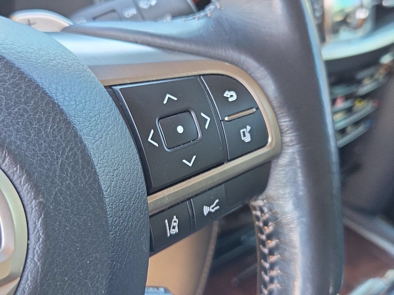 Used 2017 Lexus LX 570 4WD w/ Luxury Package image 36