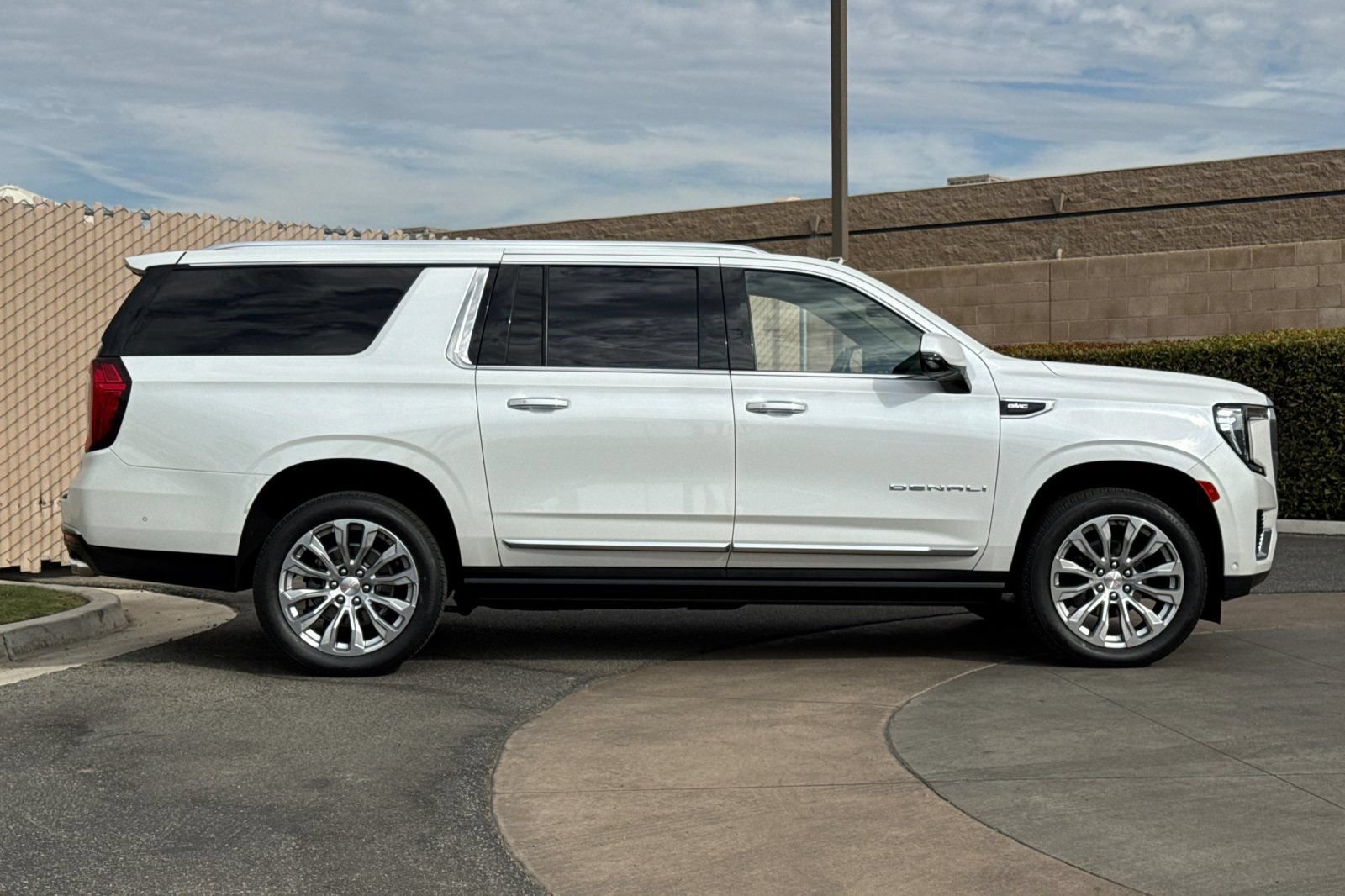 Certified 2024 GMC Yukon XL Denali w/ Advanced Technology Package AWD/4WD image 3